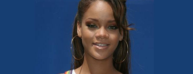 © www.monstersandcritics.com/people/Robyn-Rihanna-Fenty/pictures/Arthur-Ashe-Kids-Day-2005-at-the-US-Open-65215/12.html