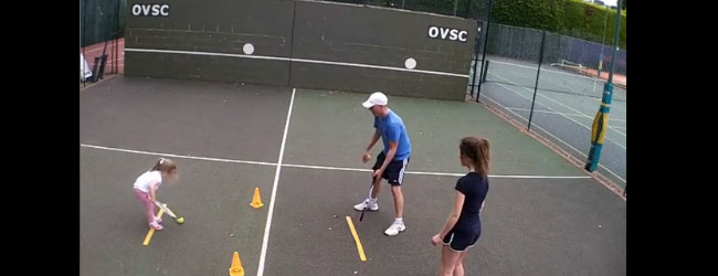 Enseñando tenis a niños de 3 años